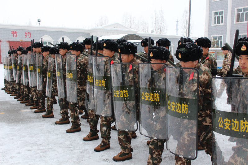 新疆武警新兵节后忙练兵