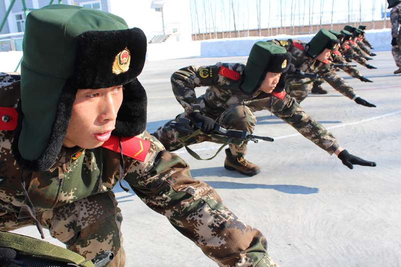 新疆武警新兵节后忙练兵