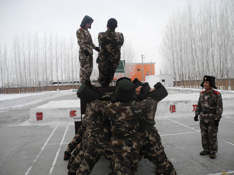 新疆武警新兵节后忙练兵