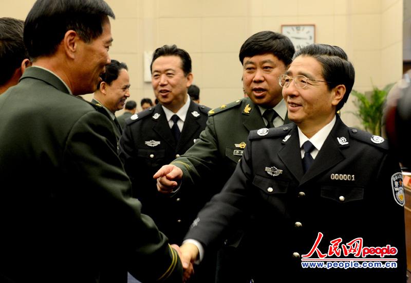 2月21日，在全国公安边防部队2013年党委扩大会议上，郭声琨（前排右一）等公安部、边防局领导同志同与会代表亲切握手交谈。
