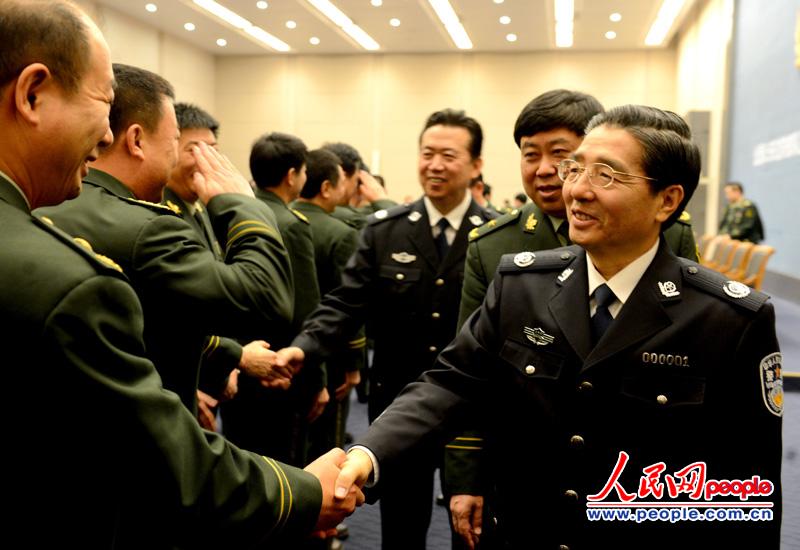 2月21日，在全国公安边防部队2013年党委扩大会议上，郭声琨（前排右一）等公安部、边防局领导同志同与会代表亲切握手交谈。