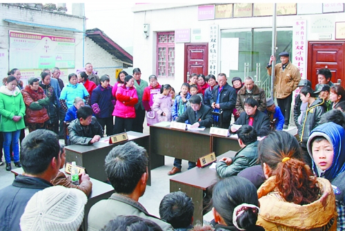 内江市东兴区法院胜利法庭巡回审理一起民间借贷纠纷