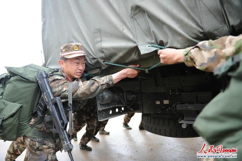 福建武警组织魔鬼式训练砥砺新兵