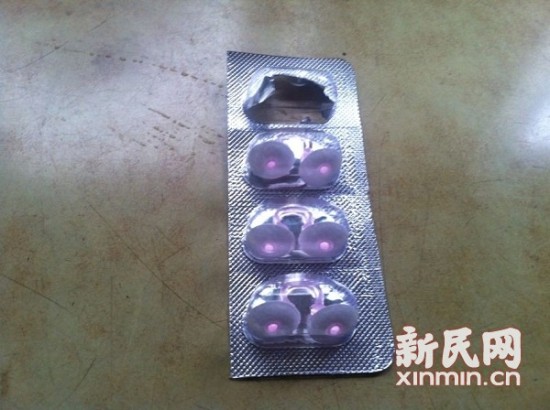 上海交警试戴“隐形口罩”抗雾霾 不影响吹哨喊话