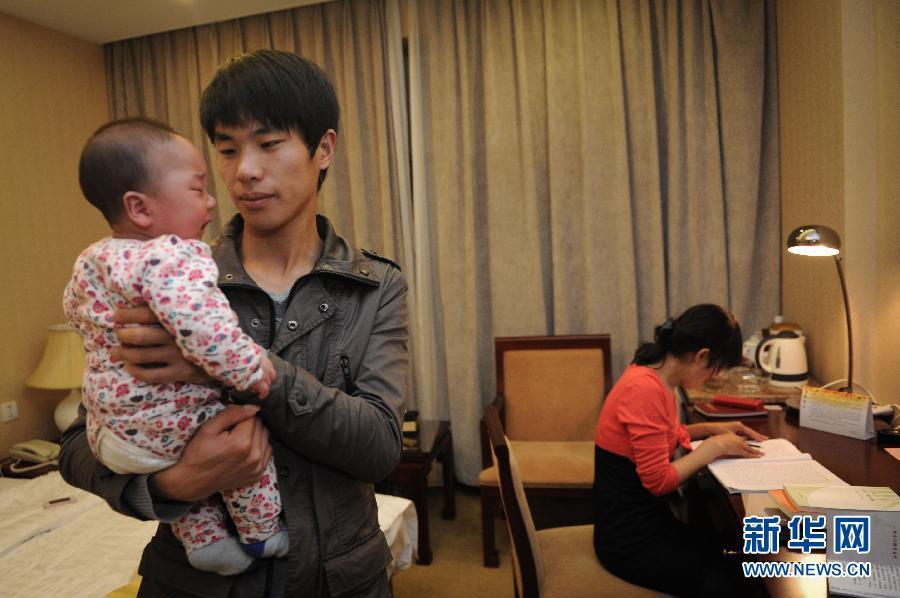 （两会人物•图文互动）（1）“既然当选了，就要履好职，绝不当摆设”——全国人大代表彭伟平携子进京参会