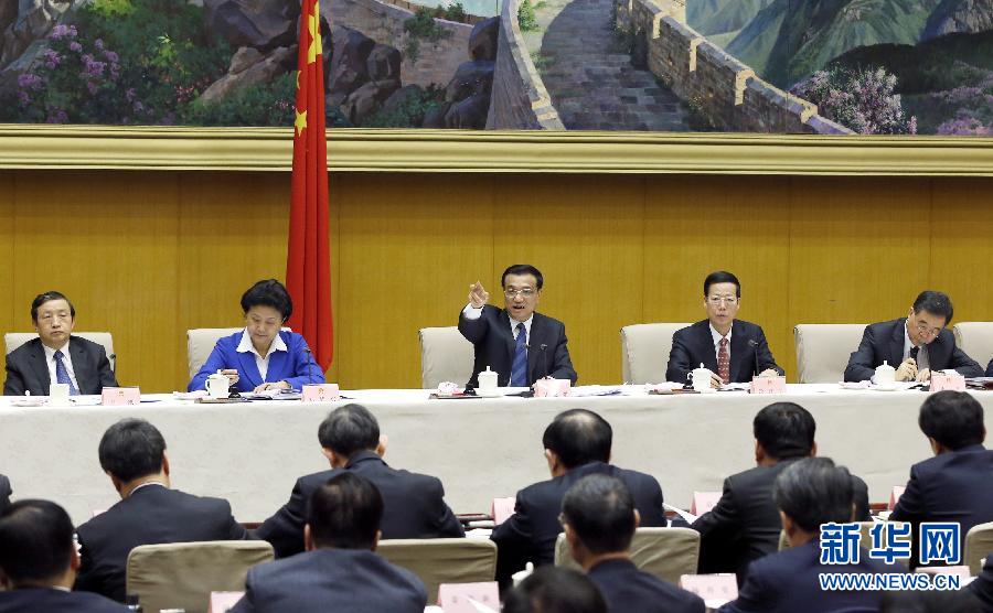 （时政）李克强主持召开国务院第一次全体会议 