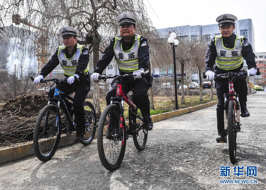 （社会）（1）乌鲁木齐交警“轻骑兵” 及时出警保畅通