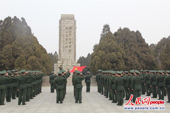 图为碑前宣誓