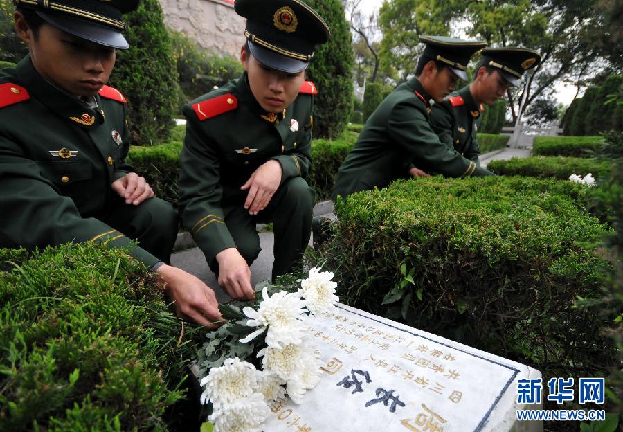 #（社会）（2）清明节前祭英烈