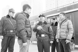 民警在“移动警务工作站”执勤