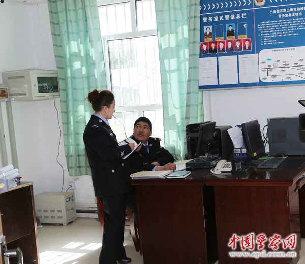 民警帕尔哈提和妻子在警务室录入信息