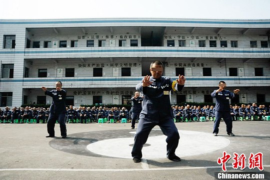 图为部分老年服刑人员集体进行太极拳示范表演。卢洋 摄