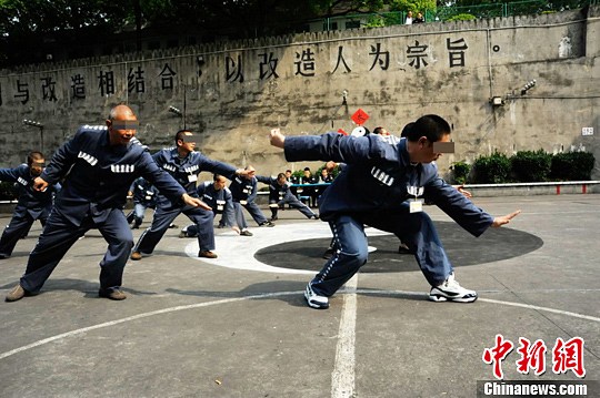 图为部分老年服刑人员集体进行太极拳示范表演。卢洋 摄