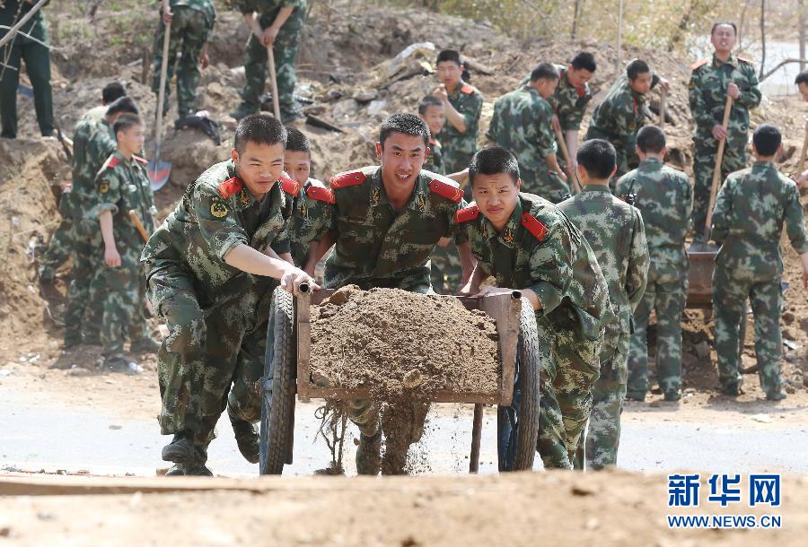 （晚报）（1）武警官兵积极援建北京园博园