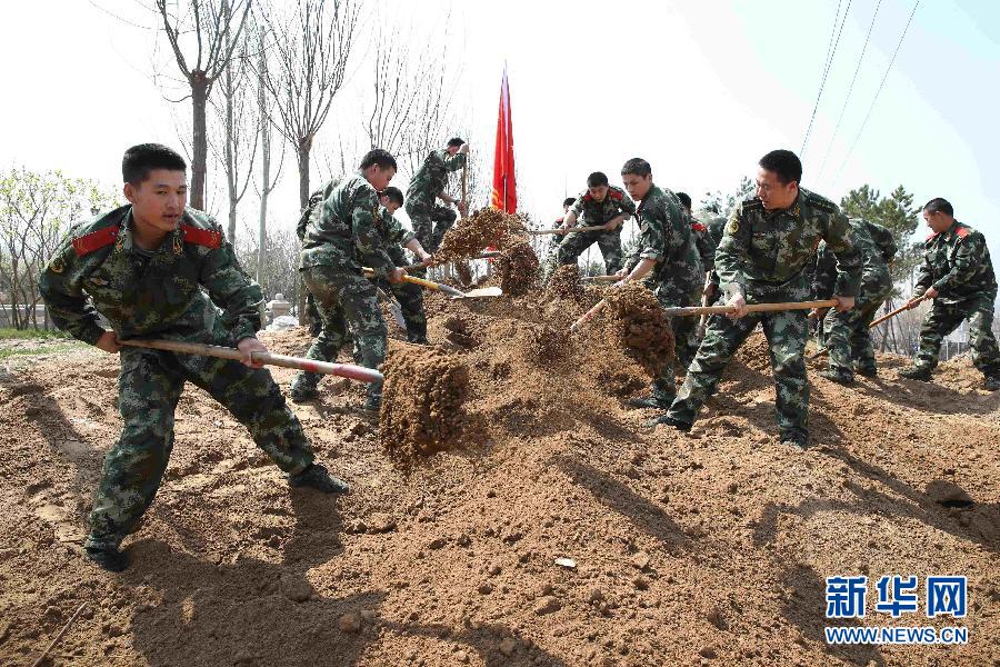（晚报）（2）武警官兵积极援建北京园博园