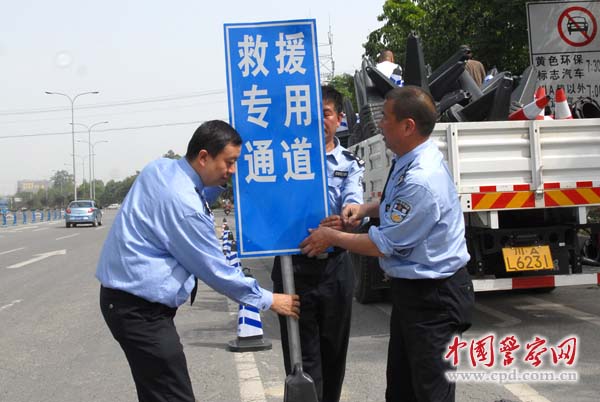 成都交警力保“生命救援线”畅通