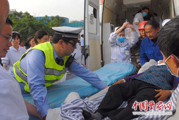 成都交警力保“生命救援线”畅通