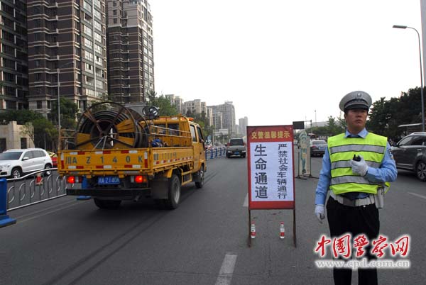 成都交警力保“生命救援线”畅通