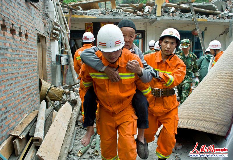 消防官兵救出一名八旬老人 