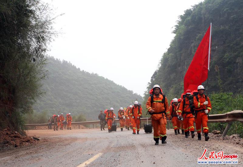 消防官兵在行进途中