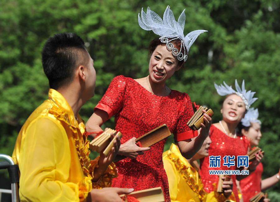 5月19日，在银川市玉皇阁广场上，残疾人艺术团的成员参加“全国助残日”演出。
