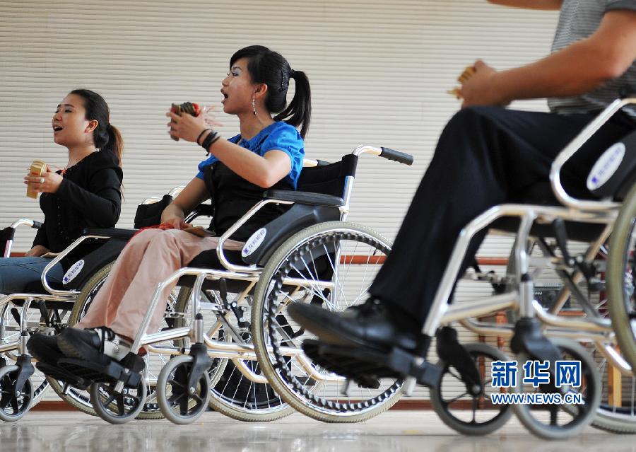 5月19日，在银川市玉皇阁广场上，残疾人艺术团的成员参加“全国助残日”演出。