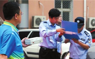 高考试卷押送揭秘：押运车装GPS 途中警方保护