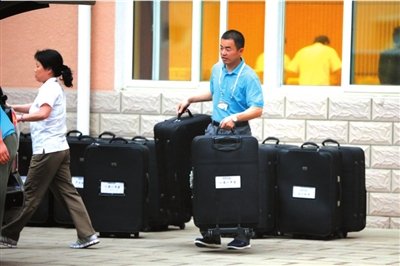 高考试卷押送揭秘：押运车装GPS 途中警方保护