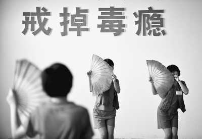 强制戒毒所内，几名戒毒人员正在排练舞蹈。