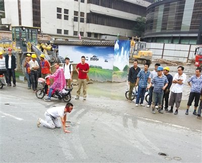 男子北京街头跳下天桥砸中公交车 已被送医