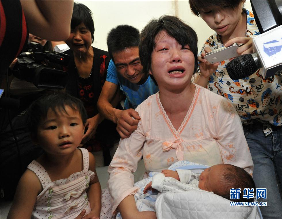 8月5日，在陕西省富平县妇幼保健院，被拐婴儿的母亲怀抱失而复得的孩子泪流满面。