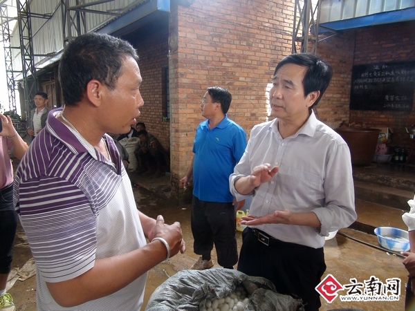 【群众路线】云省司法厅领导深入“四群”教育联系点 访贫问苦（图）
