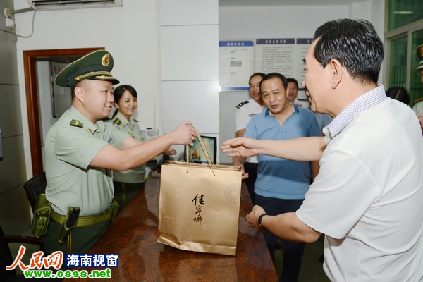 毛超峰给一线民警送月饼