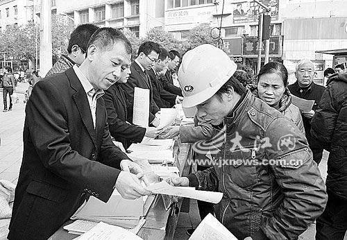 分宜县司法局法律服务人员为建筑工人答疑 图/何震