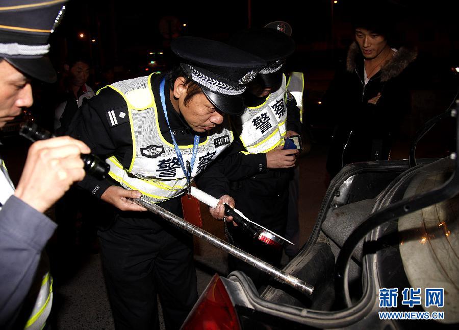 （法制）（3）上海警方开展“宝剑”夜间查控行动