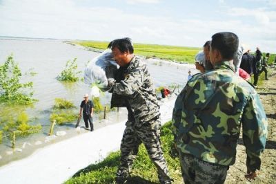  监狱两级机关出动警力监狱两级机关出动警力800800余人投入抗洪抢险余人投入抗洪抢险