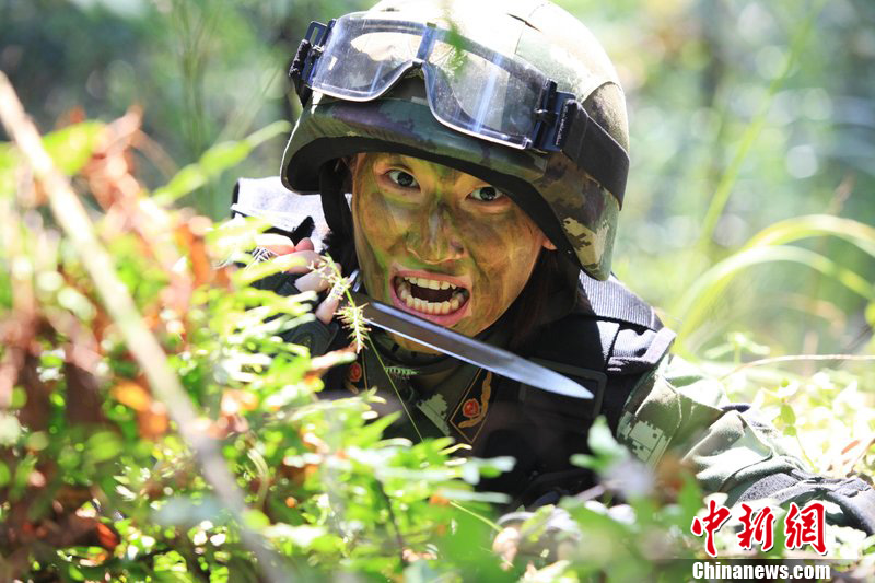 高清:深圳武警反恐对抗大演练 女兵仿佛“火凤凰”
