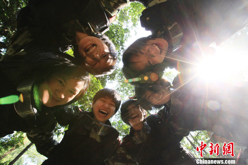 高清：深圳武警反恐对抗大演练 女兵仿佛“火凤凰”【5】