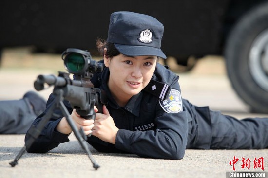 青岛女警花用高级大狙击枪训练