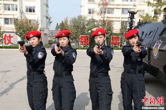 青岛女警花用高级大狙击枪训练