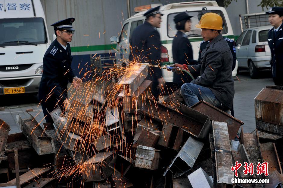 北京城管集中销毁500余个露天烧烤炉（高清组图）