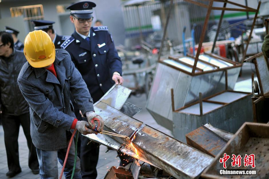 北京城管集中销毁500余个露天烧烤炉（高清组图）【7】