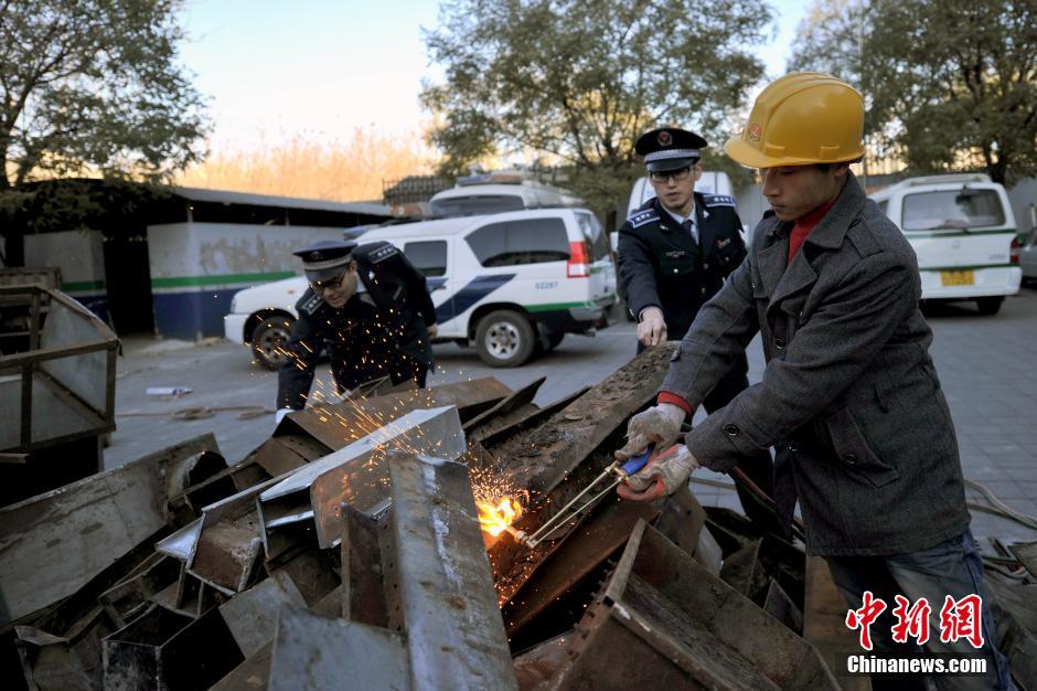 北京城管集中销毁500余个露天烧烤炉（高清组图）【8】