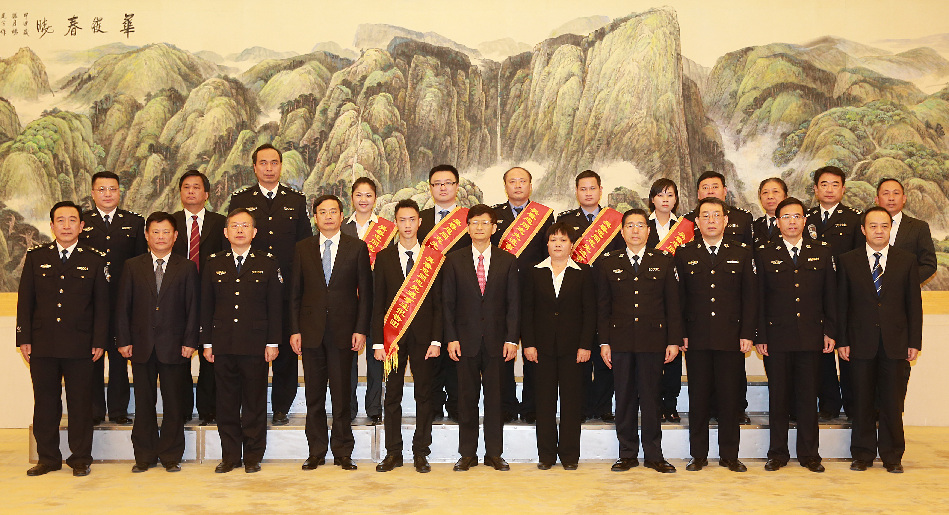孟建柱：学习英模崇高精神弘扬社会浩然正气