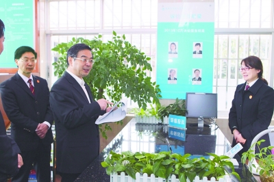 周强：把群众路线落实到法院全部工作之中
