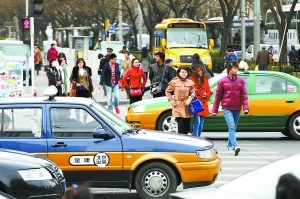 家长闯红灯孩子拦交通文明意识为何“逆生长”
