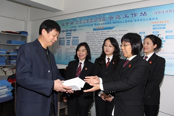 辽宁高院开展党员进社区“法制宣传日”活动