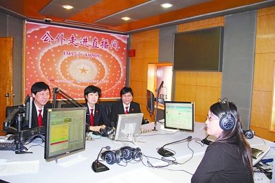 天津高院法官来到天津人民广播电台节目
