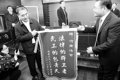 河南高院院长赴信阳发放587.437万执行款