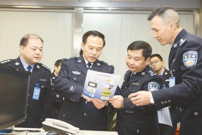 四川公安厅长要求成都交警：当好全警标兵
